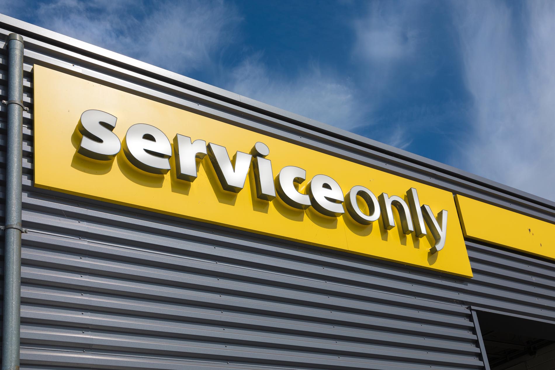 ServiceOnly logo op pand