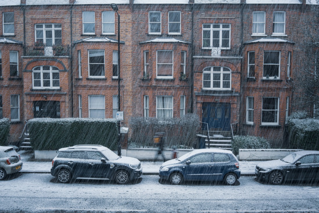 Meerdere Auto's In Een Straat Met Huizen En Veel Sneeuw