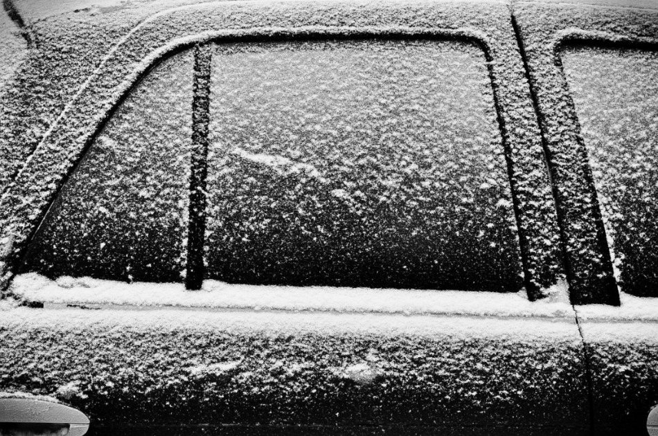 Achterruit Van Zwarte Auto Met Sneeuw En Ijs